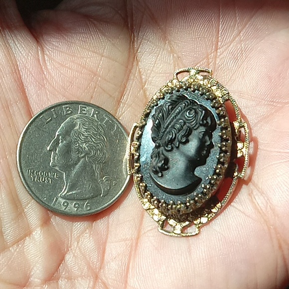 Cameo Pin/ Pendant Black, Goldtone Floral Filigree, Vintage - Picture 3 of 4